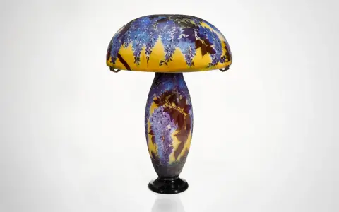 Lampe Art Nouveau d'un artiste verrier, ornée de glycines bleues et de feuilles sur un fond jaune.