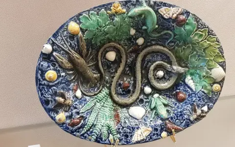 Assiette en faïence de Bernard Palissy, une invention naturaliste représentant un serpent, une écrevisse, un lézard, des feuilles et des coquillages.