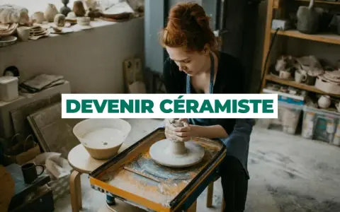 Artisan qui travaille avec l'argile sur un tour, créant une pièce unique.
