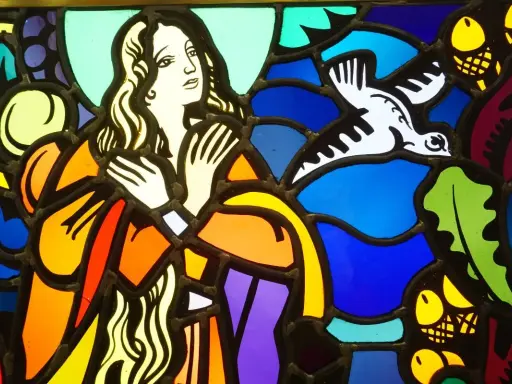 Vitrail coloré, une femme aux longs cheveux et un oiseau blanc en vol, dans le style de Jacques Gruber.