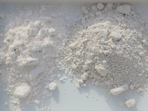Poudre blanche fine et grumeleuse, illustrant la différence entre chaux vive et chaux hydraulique.