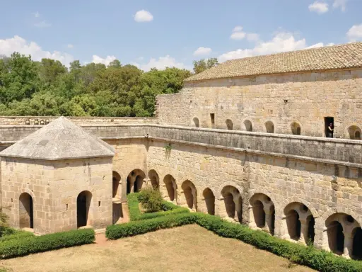 Cour intérieure de l'abbaye du Thoronet, avec ses arcades et son petit pavillon. Un avis sur ce lieu historique est fortement recommandé.