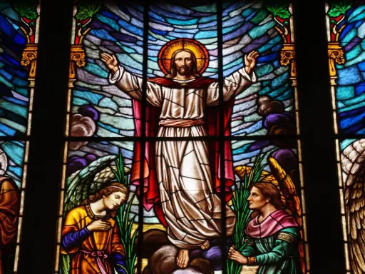 Magnifique vitrail d'église représentant le Christ entouré d'anges et de saints, baigné de lumière.