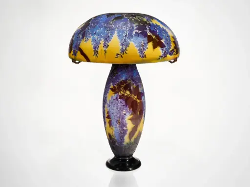 Lampe Art Nouveau d'un artiste verrier, ornée de glycines bleues et de feuilles sur un fond jaune.