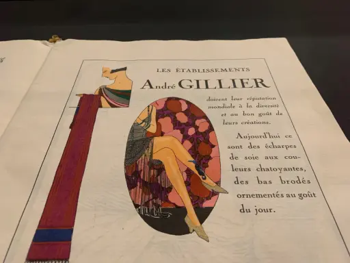 Publicité André Gillier, style art déco, avec une femme aux jambes ornées de bas brodés, rappelant les dates de cette époque.