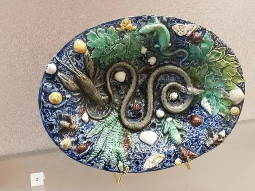 Assiette en faïence de Bernard Palissy, une invention naturaliste représentant un serpent, une écrevisse, un lézard, des feuilles et des coquillages.