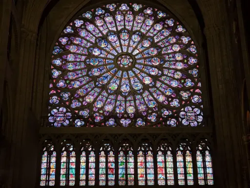 La rosace et les vitraux d'une cathédrale, un témoignage coloré de l'histoire du vitrail.