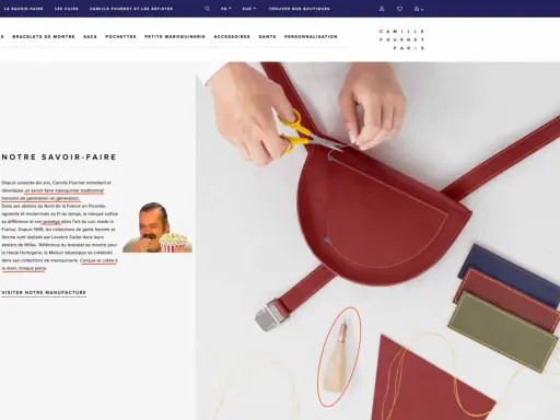 Mains expertes cousant un sac en cuir rouge, symbolisant l'artisanat de luxe et le savoir-faire traditionnel de Camille Fournet.