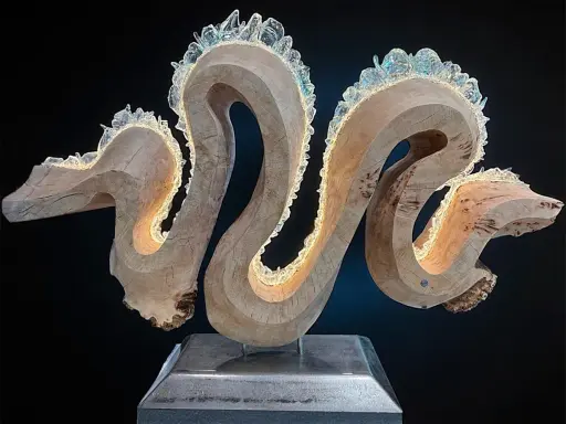 Une sculpture lumineuse en bois et cristal, parfaite pour devenir créateur de luminaire. L'art prend forme.