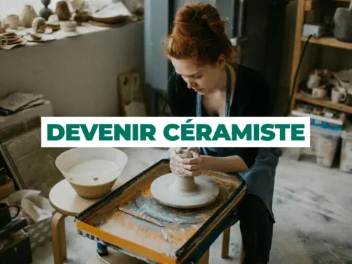 Artisan qui travaille avec l'argile sur un tour, créant une pièce unique.