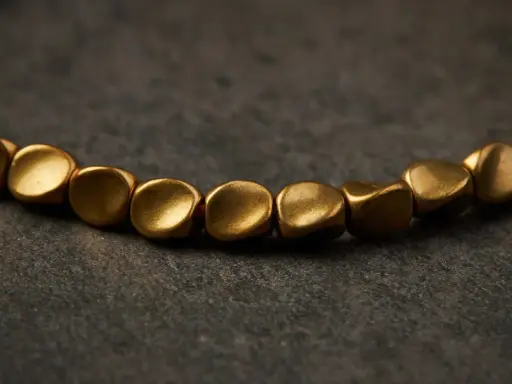 Un bracelet en cuivre aux perles dorées, parfait pour apprendre comment nettoyer un bracelet en cuivre et lui redonner son éclat.