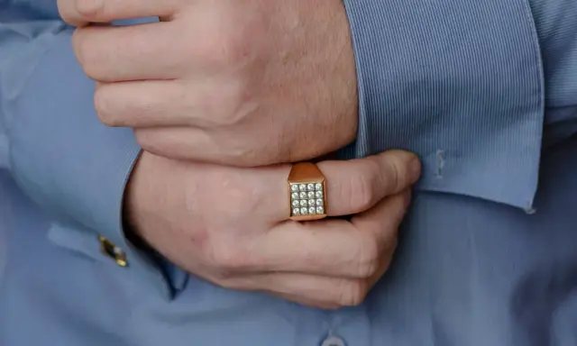 Bague en or avec pierres précieuses, un exemple pour comment nettoyer des bijoux en or avec pierre précieuse.