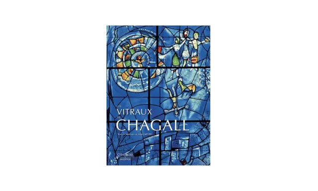 Livre "Les Vitraux de Chagall", illustré par un vitrail bleu éclatant, évoquant la beauté des églises ornées par Chagall.