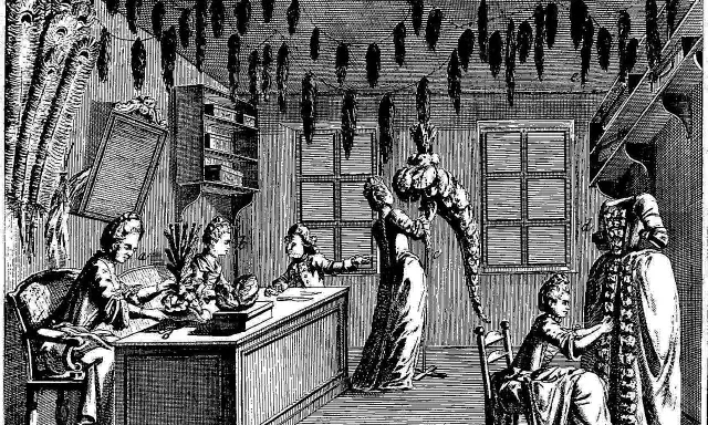 Dans un atelier, un artisan plumassier et ses apprentis travaillent sur des parures et des vêtements ornés de plumes.