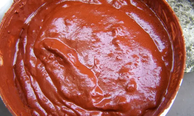 Pâte épaisse et onctueuse, couleur terre de Sienne, prête pour une peinture à l'ocre recette maison.