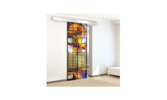 Porte vitrail occasion aux motifs géométriques colorés, orange, violet et doré, s'ouvrant sur une pièce lumineuse.