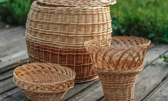 Trois paniers en rotin, un grand avec couvercle, un moyen et un petit. Apprenez comment entretenir le rotin pour qu'ils durent longtemps.