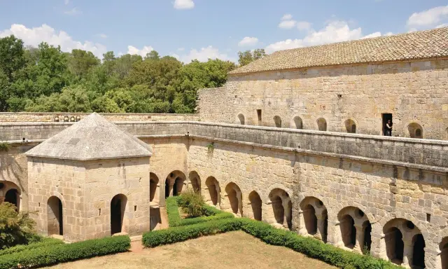 Cour intérieure de l'abbaye du Thoronet, avec ses arcades et son petit pavillon. Un avis sur ce lieu historique est fortement recommandé.
