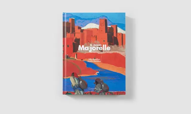 Couverture d'un livre sur Jacques Majorelle, peintre, montrant une ville ocre sous un ciel bleu, avec des personnages au premier plan.