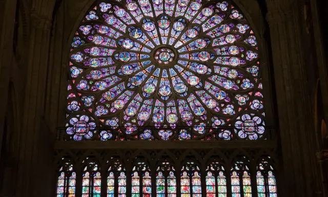 La rosace et les vitraux d'une cathédrale, un témoignage coloré de l'histoire du vitrail.
