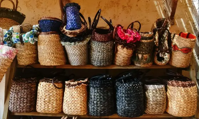 Étalage de paniers et sacs en osier, témoignage du savoir-faire de l'artisanat corse. Des créations variées, colorées et naturelles.