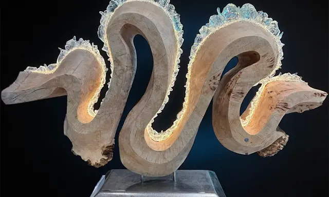 Une sculpture lumineuse en bois et cristal, parfaite pour devenir créateur de luminaire. L'art prend forme.