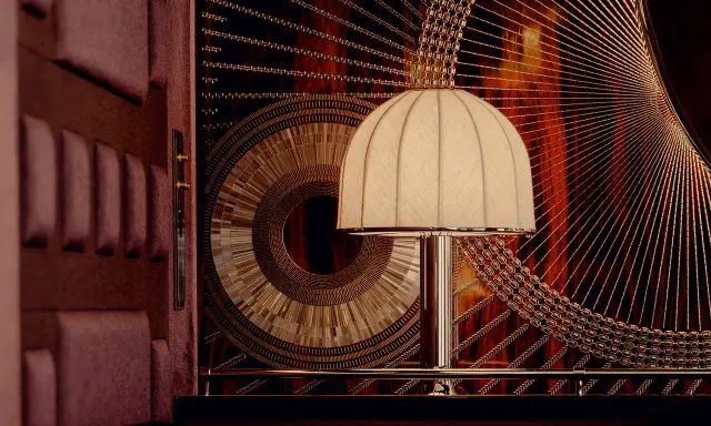 Lampe Art Déco sur fond ornemental complexe, avec des détails en velours bordeaux. L'ensemble évoque une ambiance luxueuse et sophistiquée.