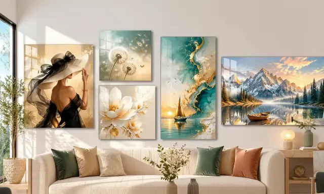 Cinq tableaux sur **mobile en verre** décorent un mur : une femme au chapeau, des pissenlits, une fleur, un voilier et un paysage de montagne.