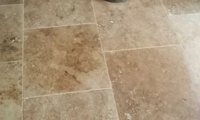 Carrelage en travertin aux tons chauds, comme une peau de pêche, avec des variations naturelles.