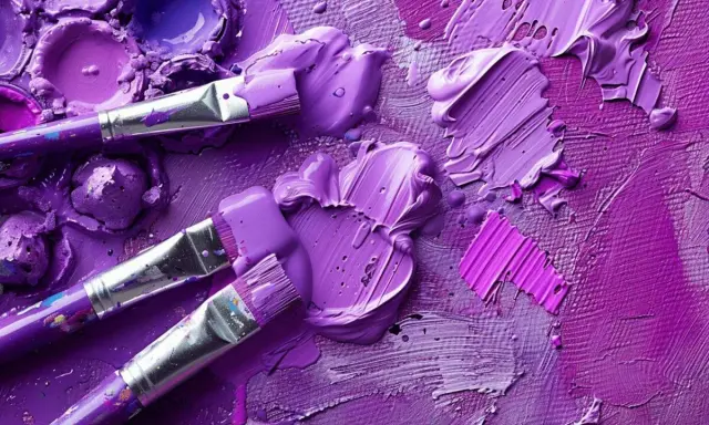 Pinceaux et peinture violette sur une palette. Découvrez comment faire du violet avec de la peinture pour vos créations artistiques.