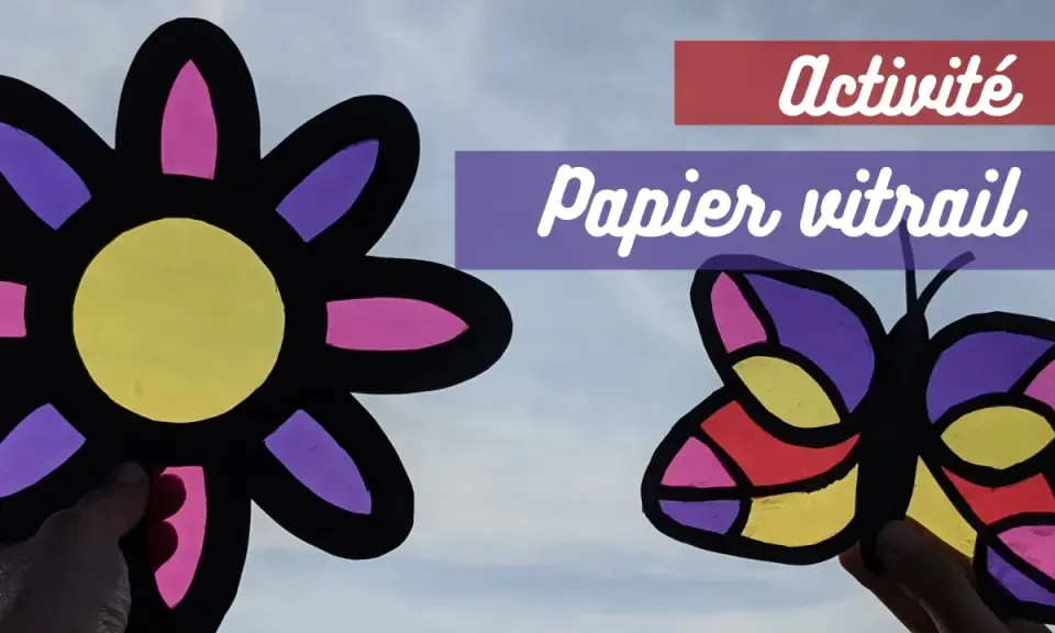 Fleur et papillon colorés en papier vitrail, une activité facile pour décorer.