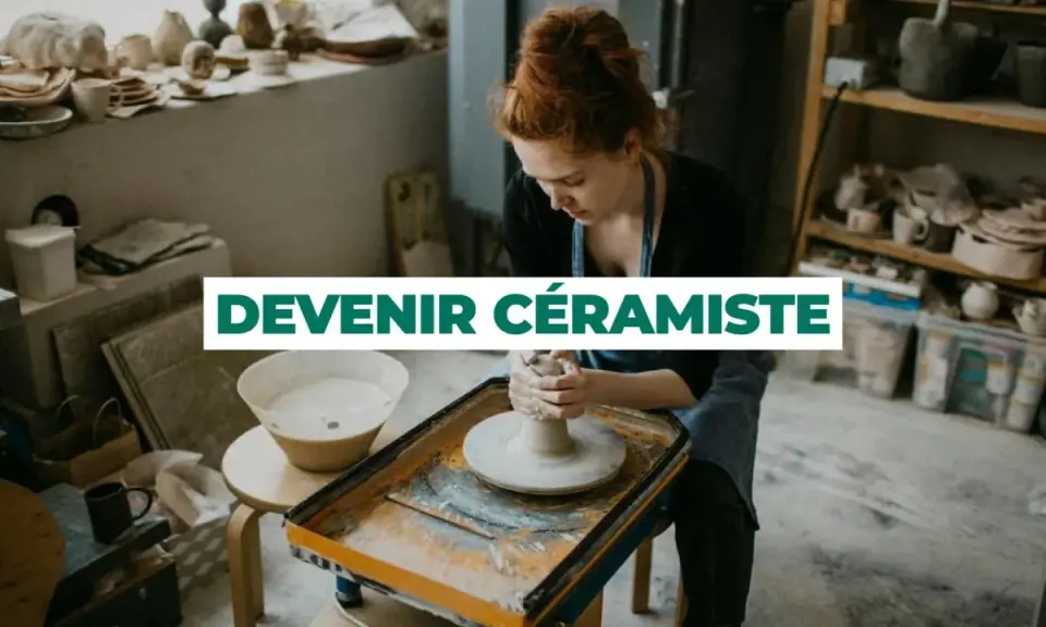 Artisan qui travaille avec l'argile sur un tour, créant une pièce unique.
