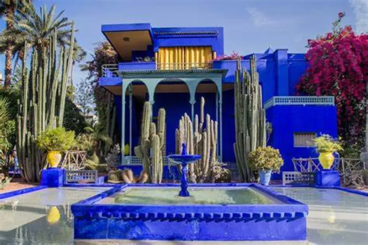 Le jardin bleu de Marrakech, avec ses cactus géants, sa fontaine et sa villa aux couleurs vives, offre un spectacle saisissant.