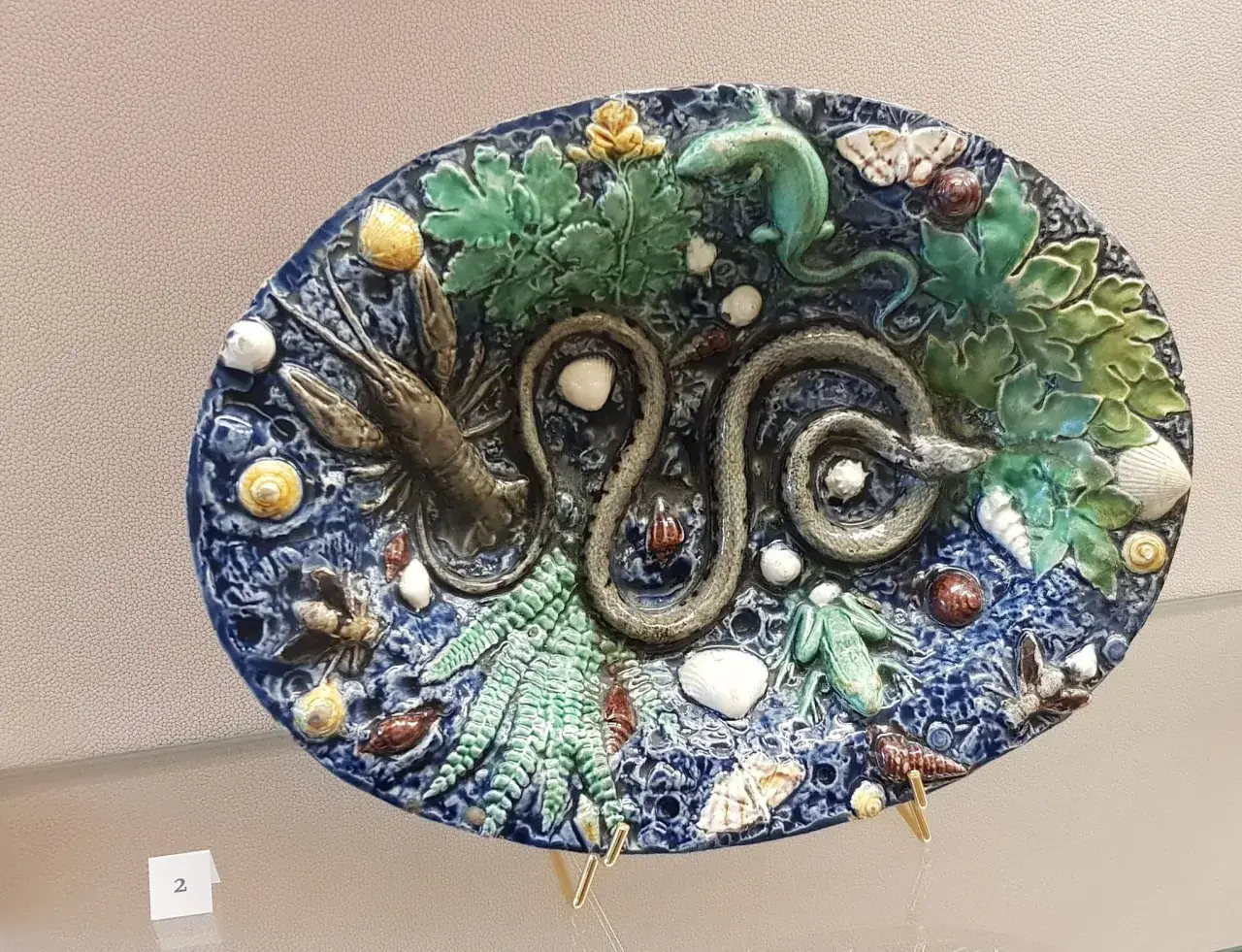 Assiette en faïence de Bernard Palissy, une invention naturaliste représentant un serpent, une écrevisse, un lézard, des feuilles et des coquillages.