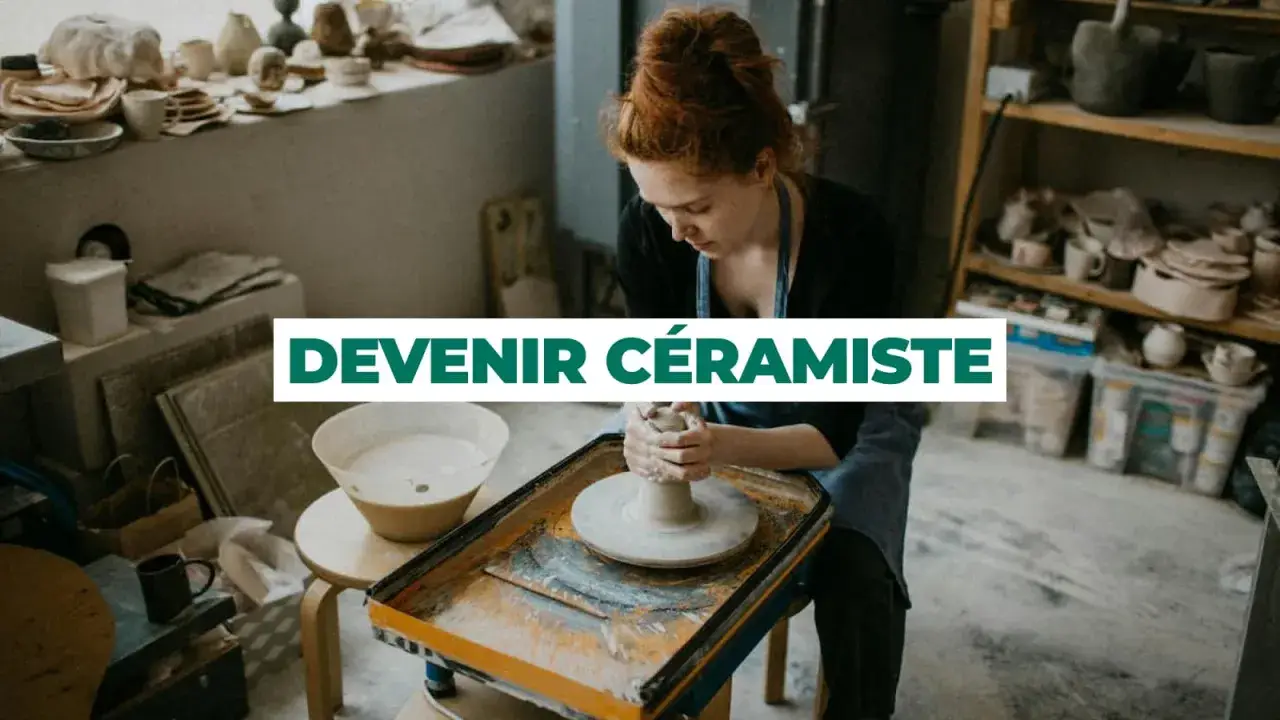 Artisan qui travaille avec l'argile sur un tour, créant une pièce unique.