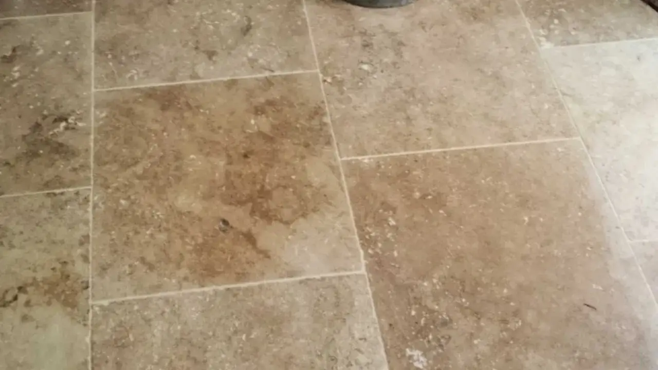 Carrelage en travertin aux tons chauds, avec des variations de couleur et de texture rappelant la douceur de la glyc&eacute;rine.
