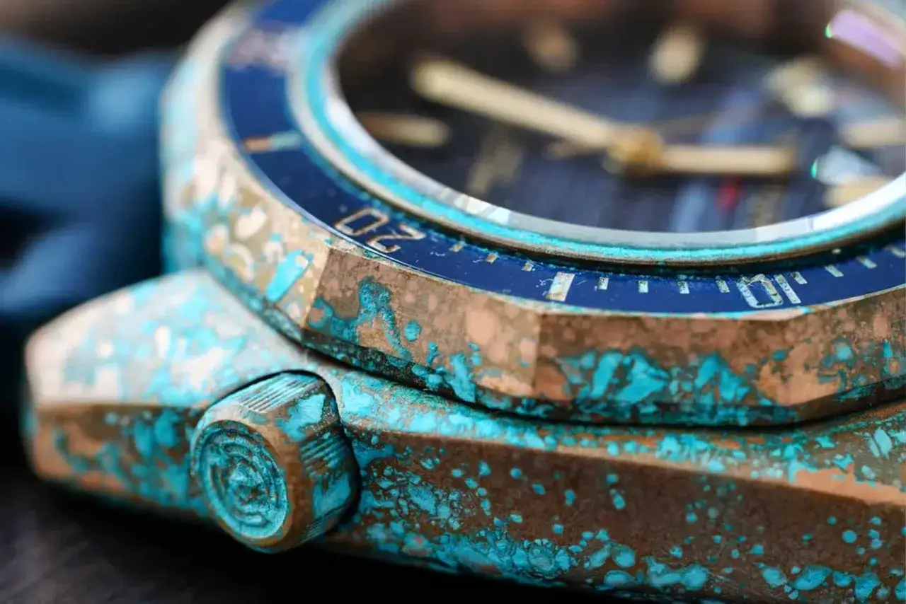 Montre en bronze patiné, avec une belle oxydation turquoise. Un guide sur comment nettoyer le bronze pourrait aider à raviver son éclat.