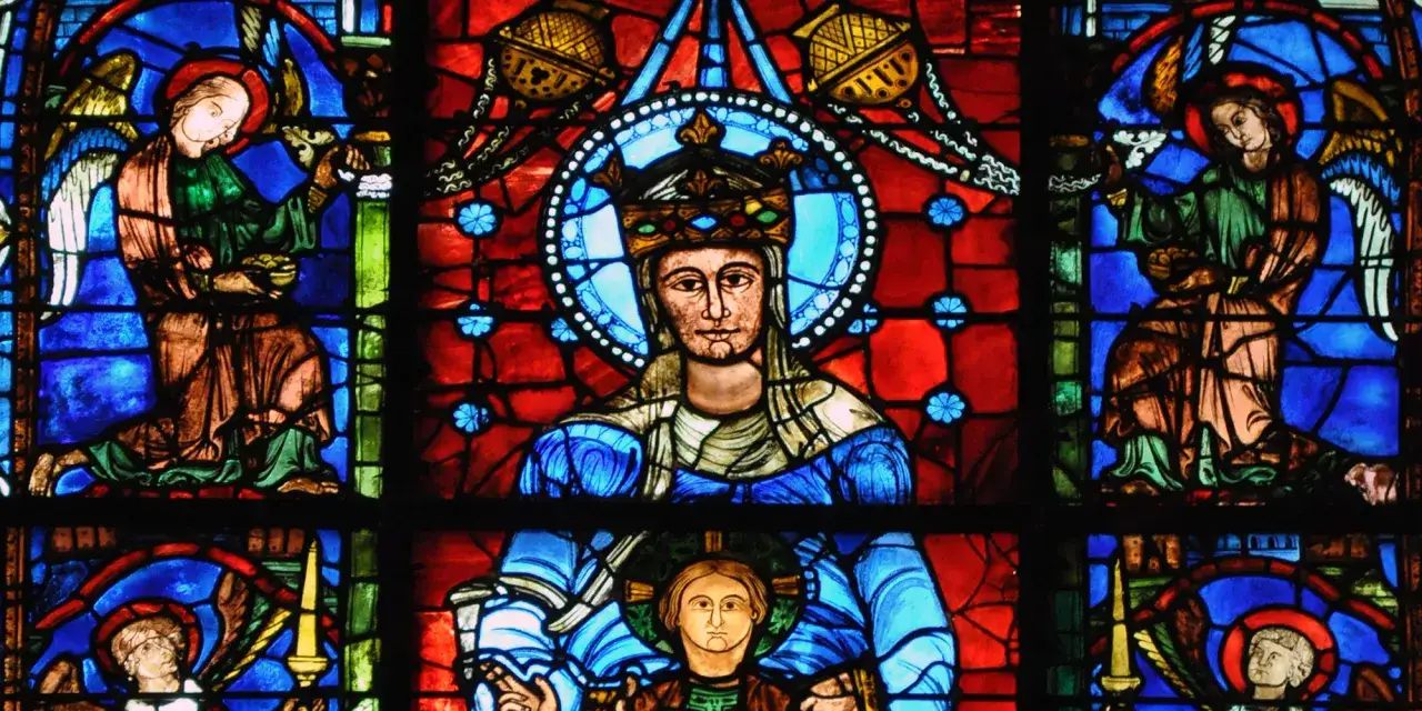 Vitrail médiéval : anges, roi couronné. Les couleurs vitraux signification, comme le bleu profond et le rouge éclatant, racontent une histoire sacrée.