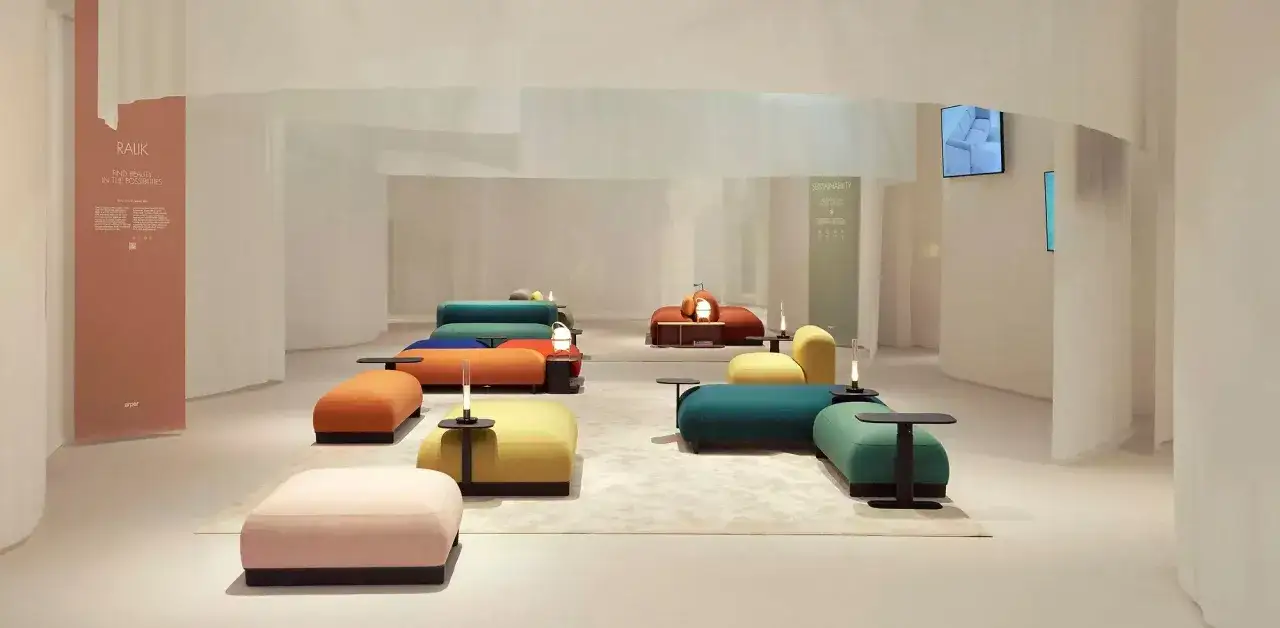 Un salon moderne avec des canapés modulables aux couleurs vives, créant un esprit meuble ludique et accueillant.