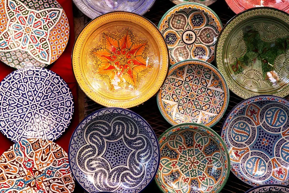Assortiment de plats en c&eacute;ramique aux motifs g&eacute;om&eacute;triques color&eacute;s, un bel exemple d'artisanat de F&egrave;s.