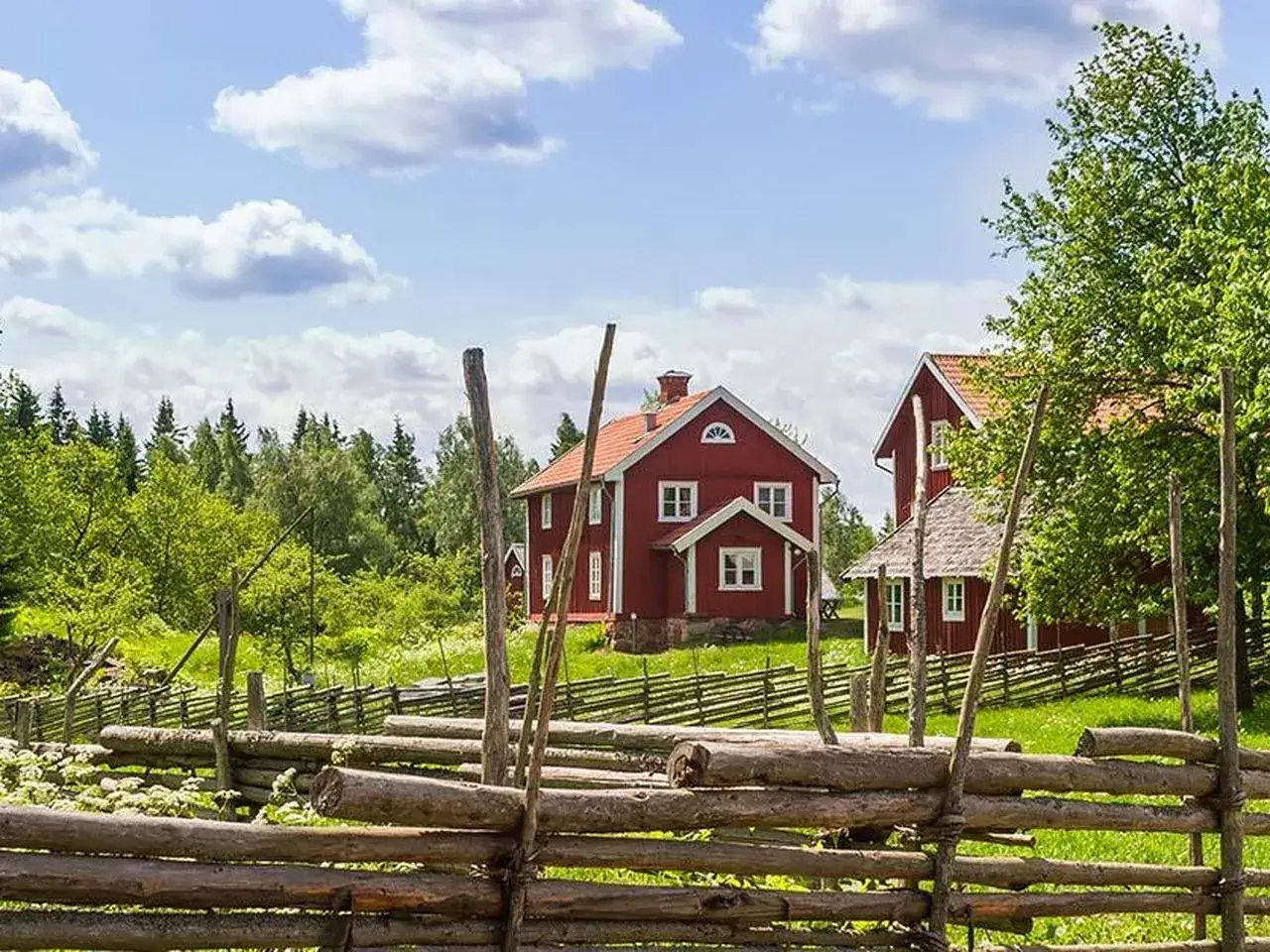 Paysage suédois idyllique : maisons rouges traditionnelles sur fond de nature luxuriante, avec une clôture en rondins. Une peinture sur bois ?
