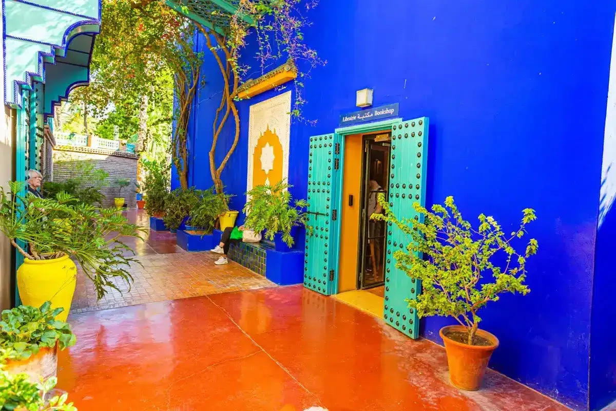 Jardin Majorelle, un éclat de bleu majorelle Yves Saint Laurent, avec ses portes turquoise et son orange vif.