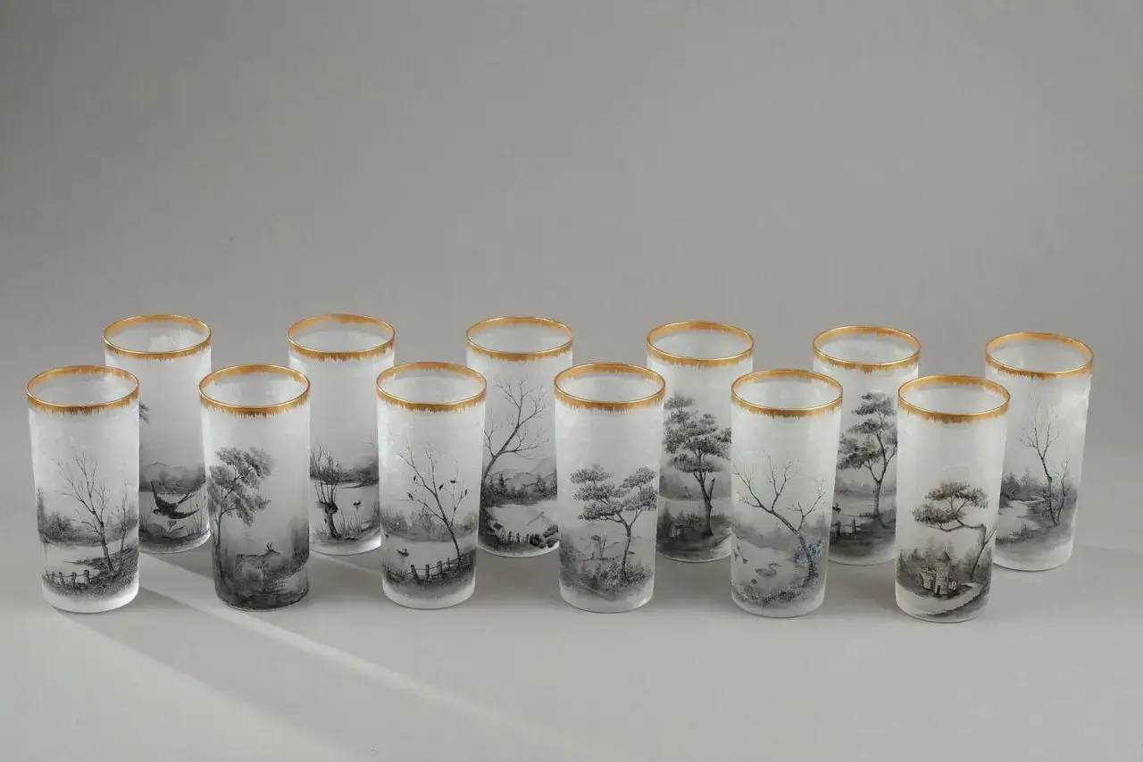 Douze verres givrés ornés de paysages bucoliques et d'animaux, signés par un artiste verrier art nouveau.