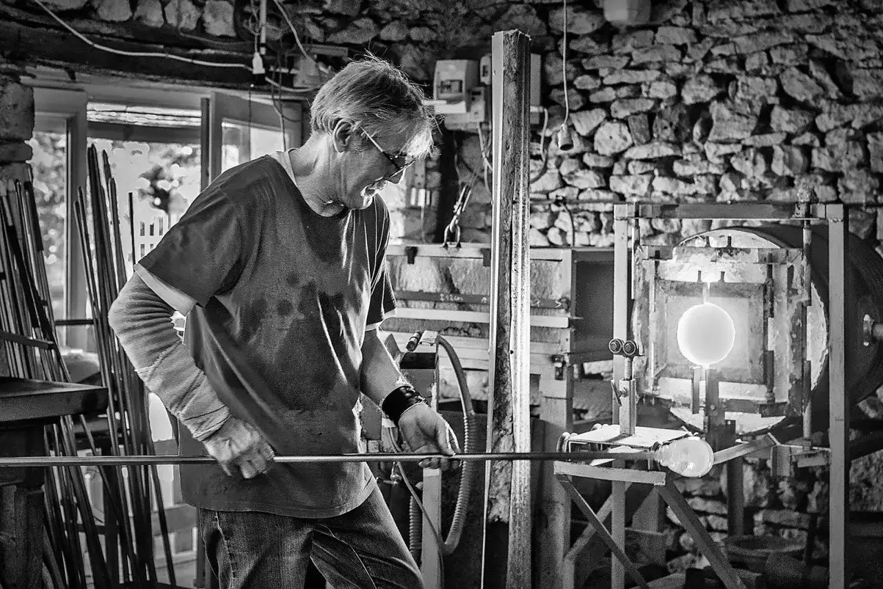 Un souffleur de verre travaille sa mati&egrave;re incandescente. Son salaire refl&egrave;te la ma&icirc;trise de cet art ancestral.