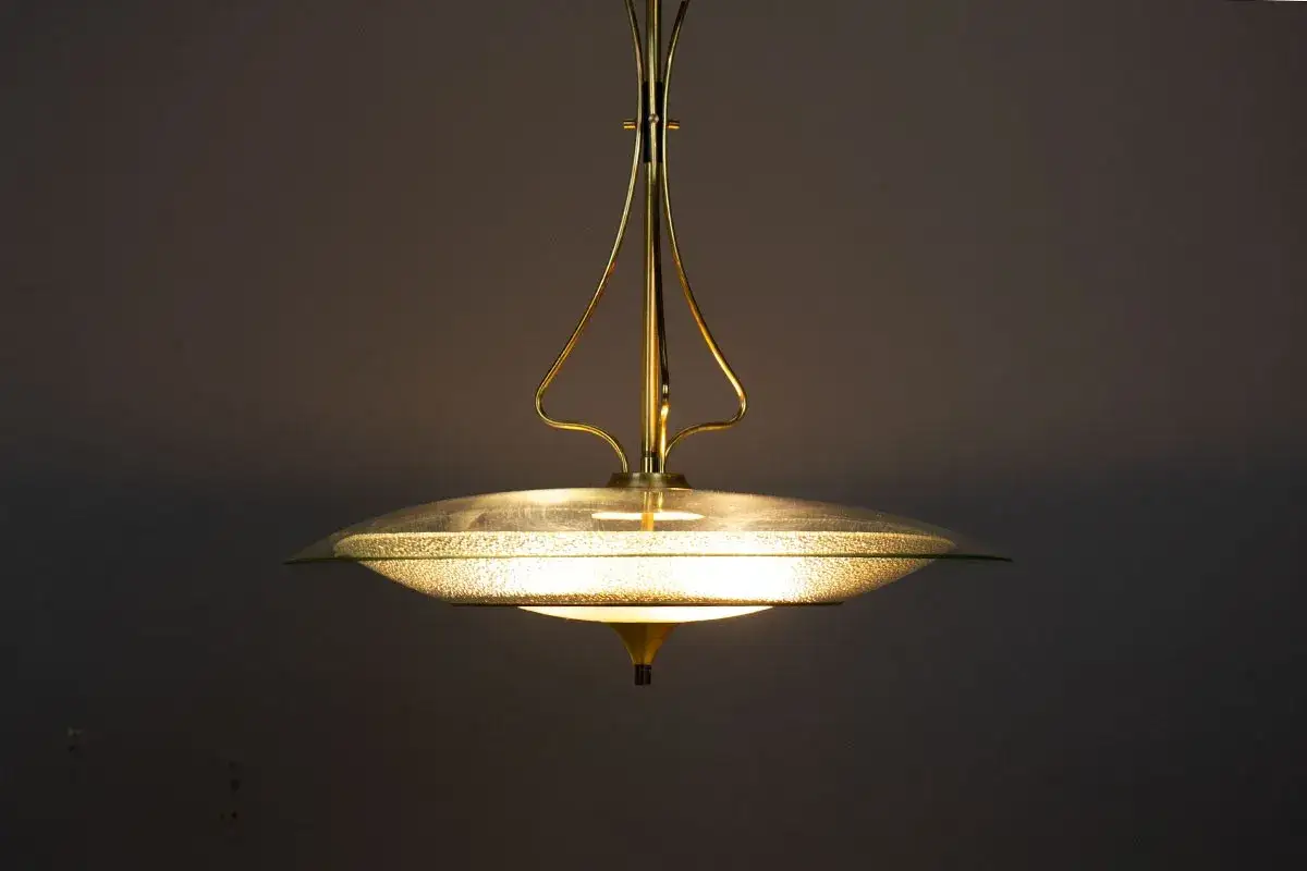 Élégant luminaire suspendu en laiton et verre texturé, une création d'un créateur luminaire d'exception.