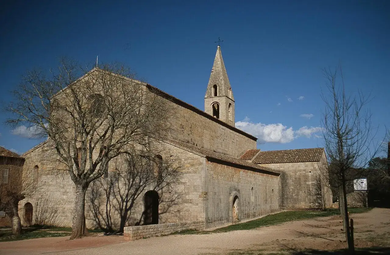 L'abbaye du Thoronet, un joyau de l'art roman, se dresse sous un ciel bleu. Son architecture aust&egrave;re invite &agrave; la contemplation. Avis : un lieu &agrave; visiter absolument.