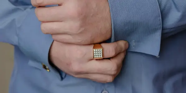 Bague en or avec pierres précieuses, un exemple pour comment nettoyer des bijoux en or avec pierre précieuse.