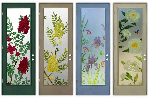 Quatre portes vitrées ornées de motifs floraux peints : lilas rouge, fleurs jaunes, iris violets et pivoines blanches. Chaque fleur en verre apporte une touche de nature.