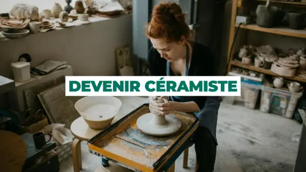 Artisan qui travaille avec l'argile sur un tour, créant une pièce unique.