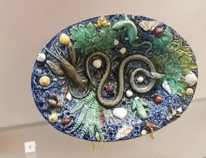 Assiette en faïence de Bernard Palissy, une invention naturaliste représentant un serpent, une écrevisse, un lézard, des feuilles et des coquillages.